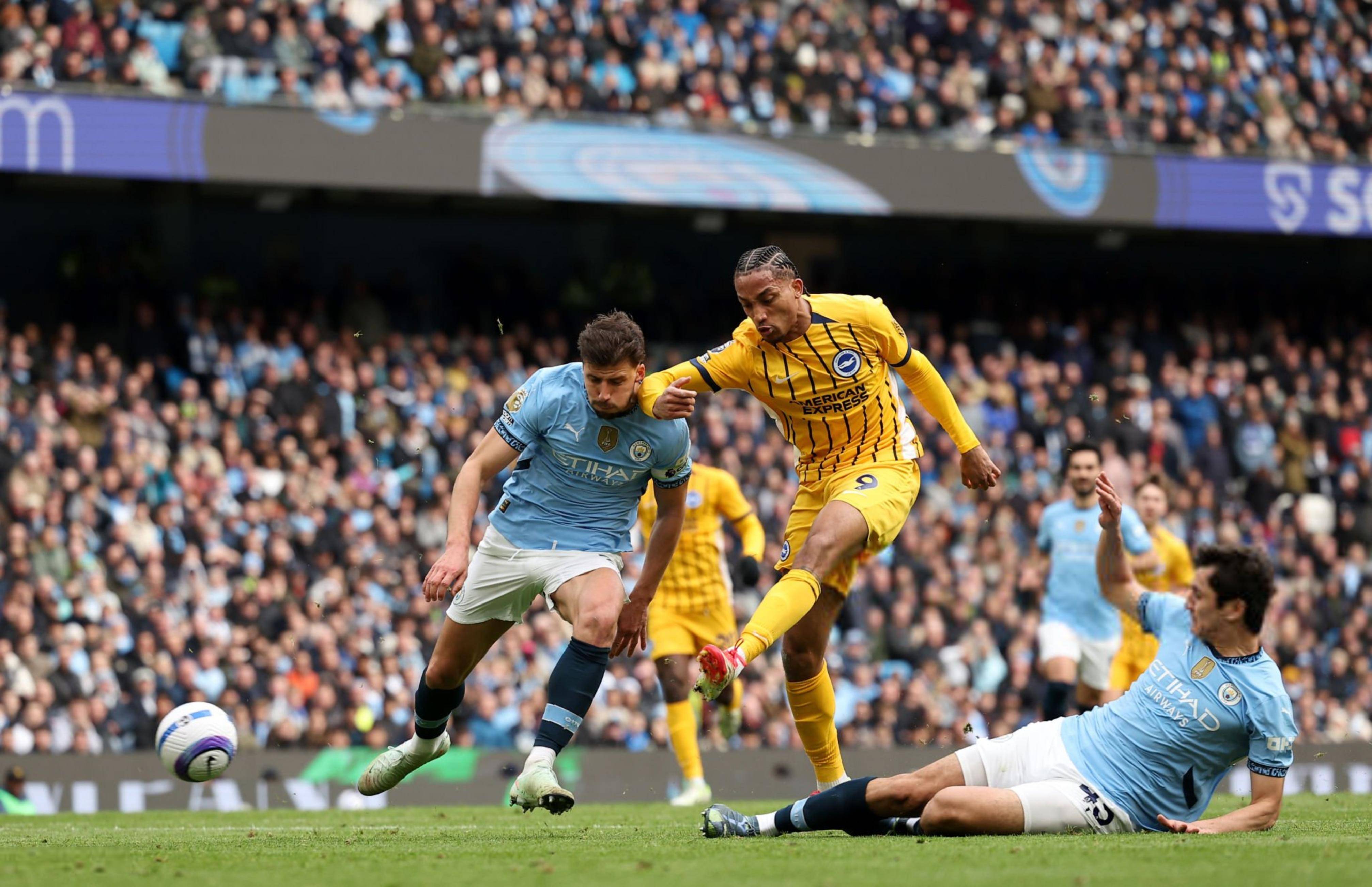 开云体育-哈兰德在曼联比赛中比赛局势复杂，刷新纪录引发热议！