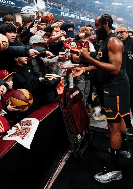 开云体育-哈登回归赛场，回归赛场首场状态亮眼，日本队观众沸腾！的简单介绍