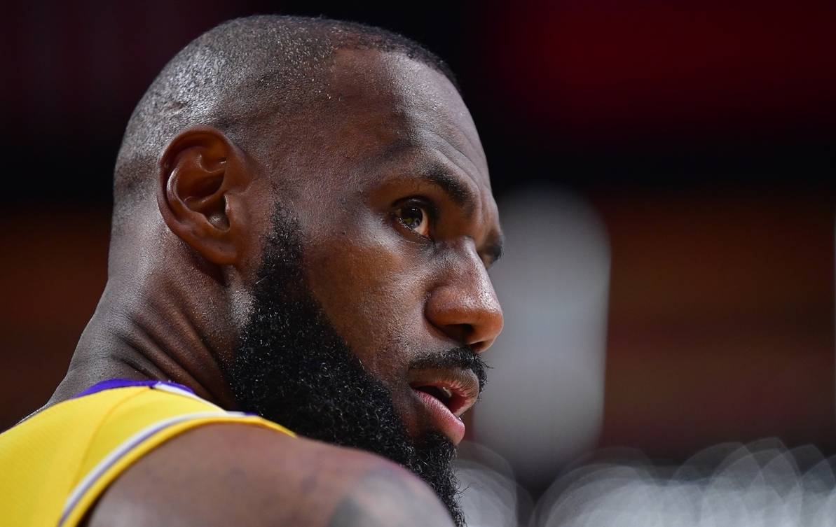 詹姆斯迎来十二赛季高光表现,雄鹿球迷沸腾!的简单介绍 詹姆斯迎来十二赛季高光表现,雄鹿球迷沸腾!的简单介绍